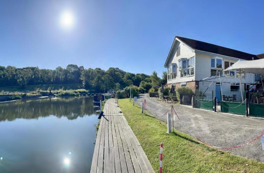 The Riverside Inn Saltford Esterno foto
